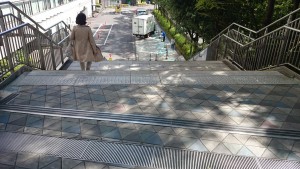 混雑避ける階段